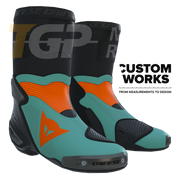 Dainese Axial 2 Air Racing und Straßen Motorradstiefel | Herren | Fluo Orange / Sardinian Sea Blue | Custom Works