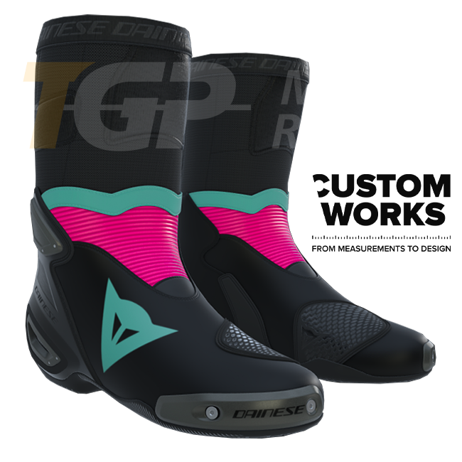 Dainese Axial 2 Racing und Straßen Motorradstiefel | Herren | Schwarz / Fuxia / Sardinia Sea Blue | Custom Works (Kopie)