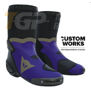 Dainese Axial 2 Racing und Straßen Motorradstiefel | Herren | Viola / Magnesium | Custom Works