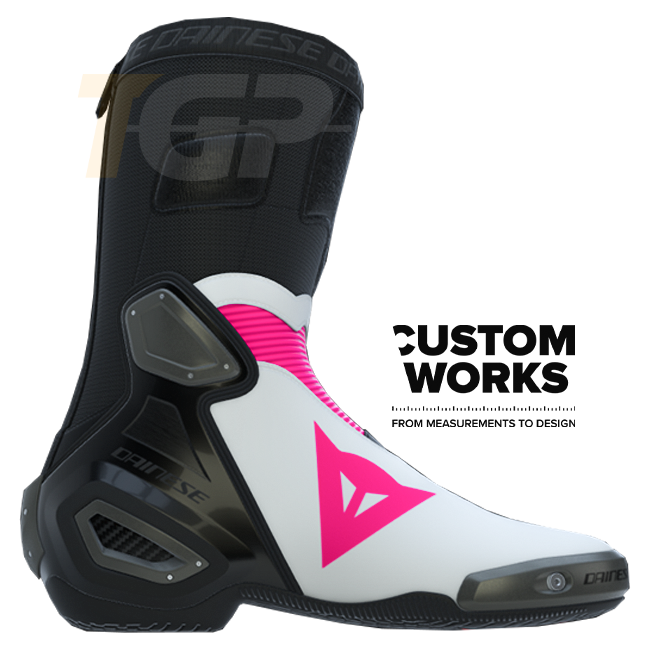 Dainese Axial 2 Racing und Straßen Motorradstiefel | Herren | Fuxia / Weiß | Custom Works