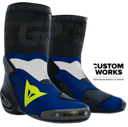 Dainese Axial 2 Air Racing und Straßen Motorradstiefel | Herren | Yamaha Blau / Weiß / Fluo Gelb | Custom Works