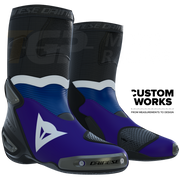 Dainese Axial 2 Racing und Straßen Motorradstiefel Prima Pramac Yamaha MotoGP Replica | Herren | Lila / Yamaha Blau / Weiß | Custom Works