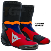 Dainese Axial 2 Racing und Straßen Motorradstiefel Luca Marini Replica 2026 | Herren | Lava Rot / Electric Blau / Fluo Orange / Weiß | Custom Works