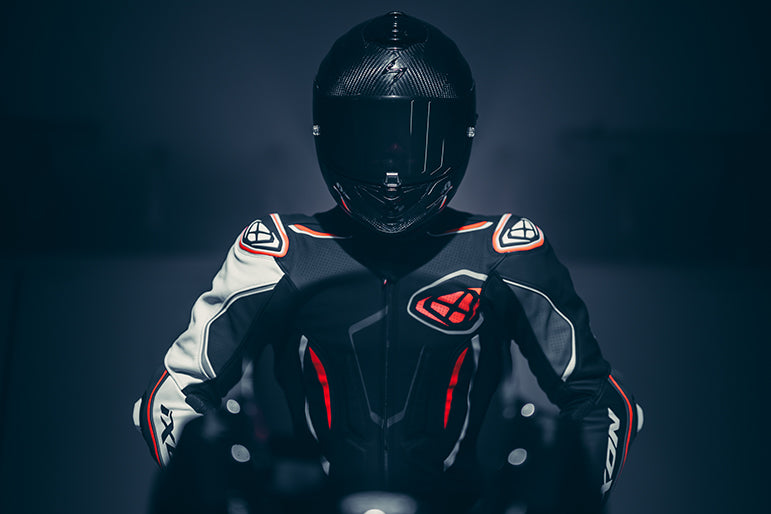 IXON Demonio Einteiler Lederkombi – Perforierter Rennanzug | Herren | Rot/Schwarz/Weiß