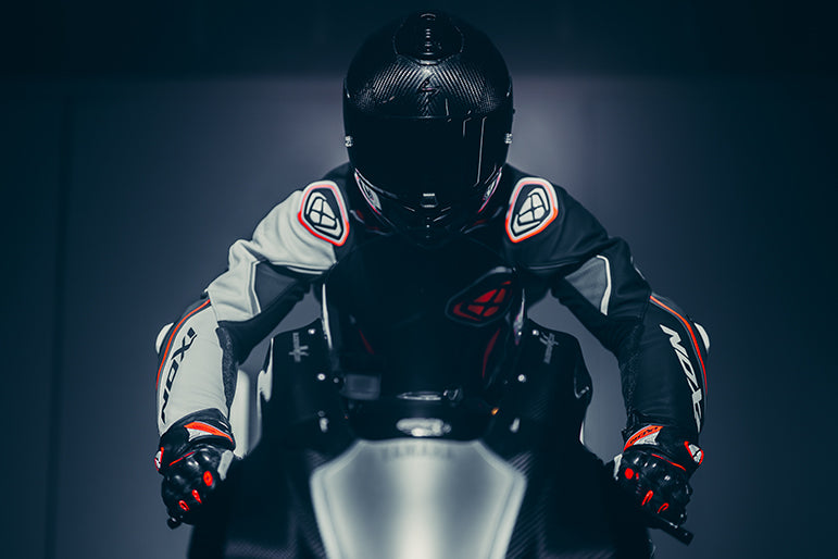 IXON Demonio Einteiler Lederkombi – Perforierter Rennanzug | Herren | Rot/Schwarz/Weiß