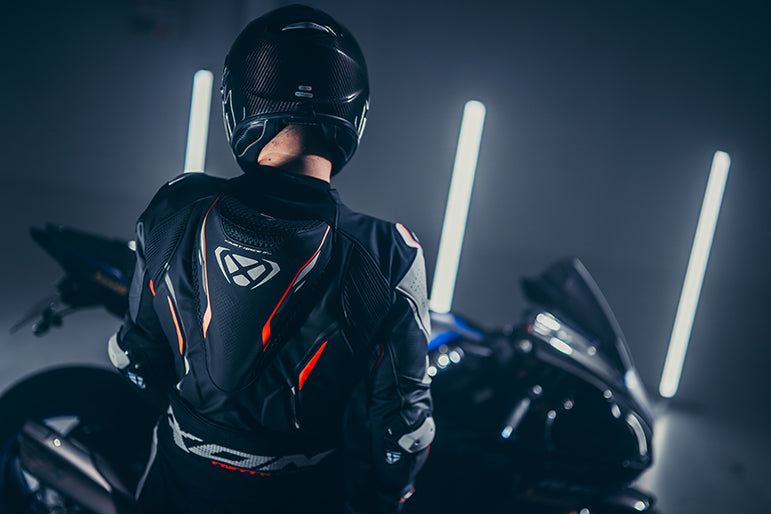 IXON Demonio Einteiler Lederkombi – Perforierter Rennanzug | Herren | Schwarz/Weiß/Rot