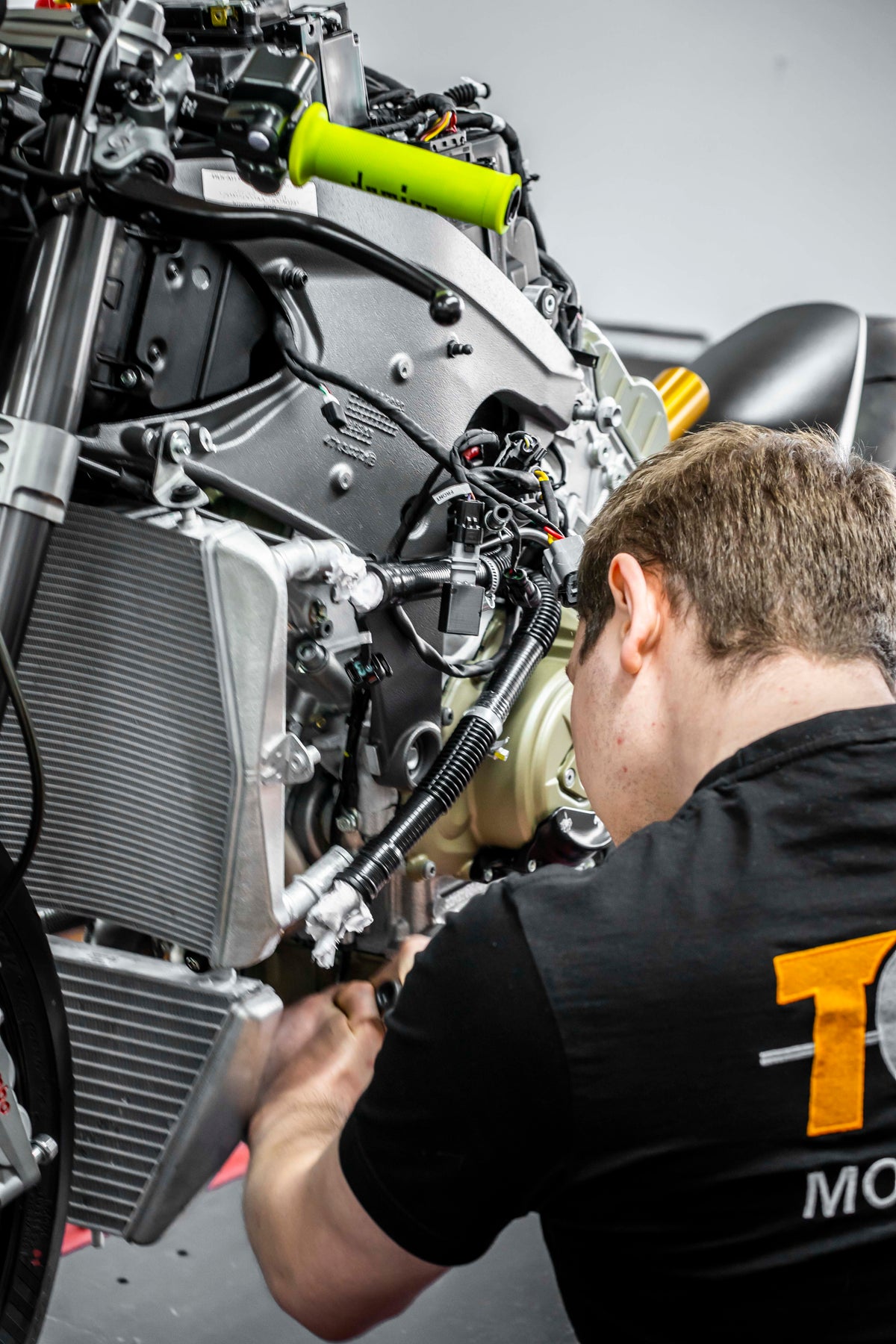 Mechaniker von TGP MotoRacing arbeitet in der Werkstatt in Forstern bei München an einem Supersportler