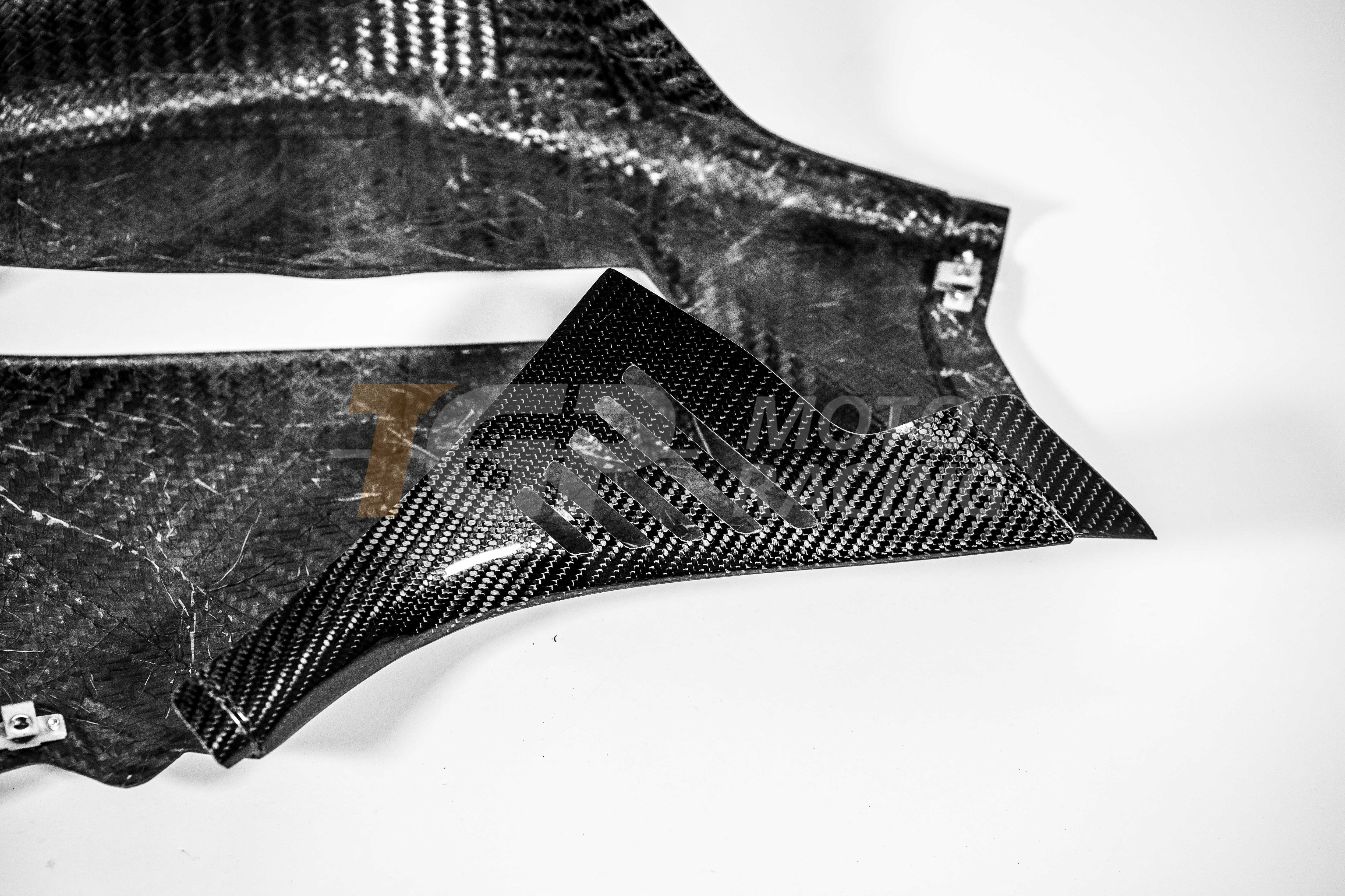 Linkes Seitenteil 200g Carbon AP Carbon Line Ducati Panigale V4 R (2026)