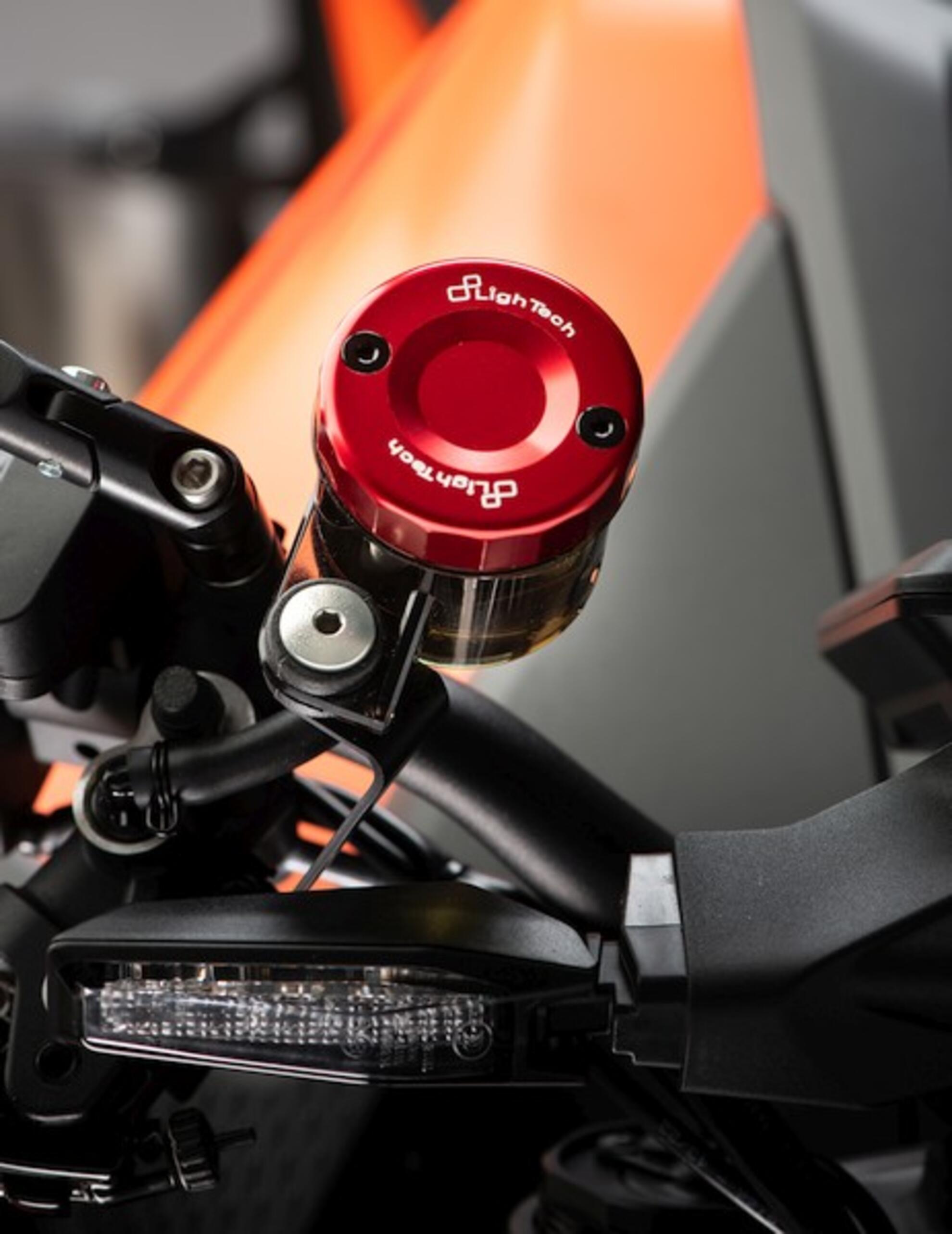 Ausgleichsbehälter-Deckel Vorne LighTech Aprilia RS 660 (20-26) FBC04