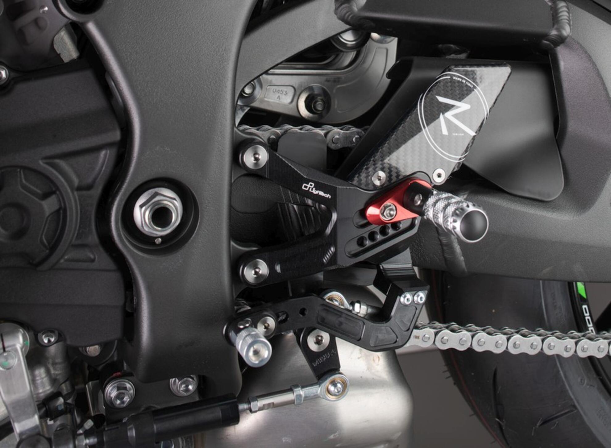 Fußrastenanlage R LighTech Kawasaki ZX-10 R/RR (21-26) FTRKA011R