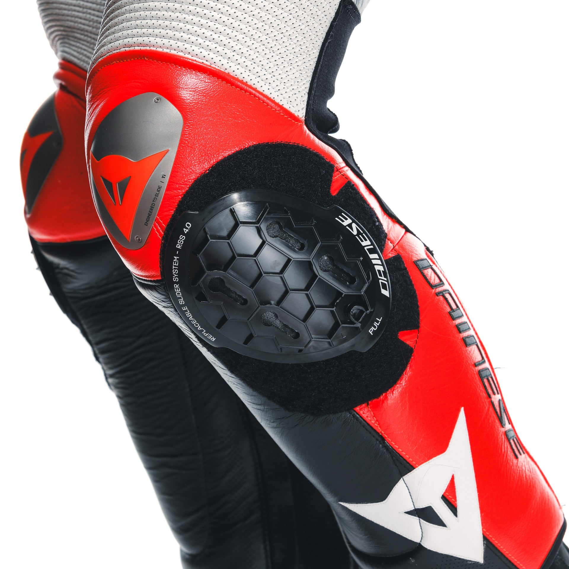 Dainese Mugello 3 D-AIR® Einteiler Lederkombi – Perforierter Airbag Rennanzug | Herren | Schwarz/Rot