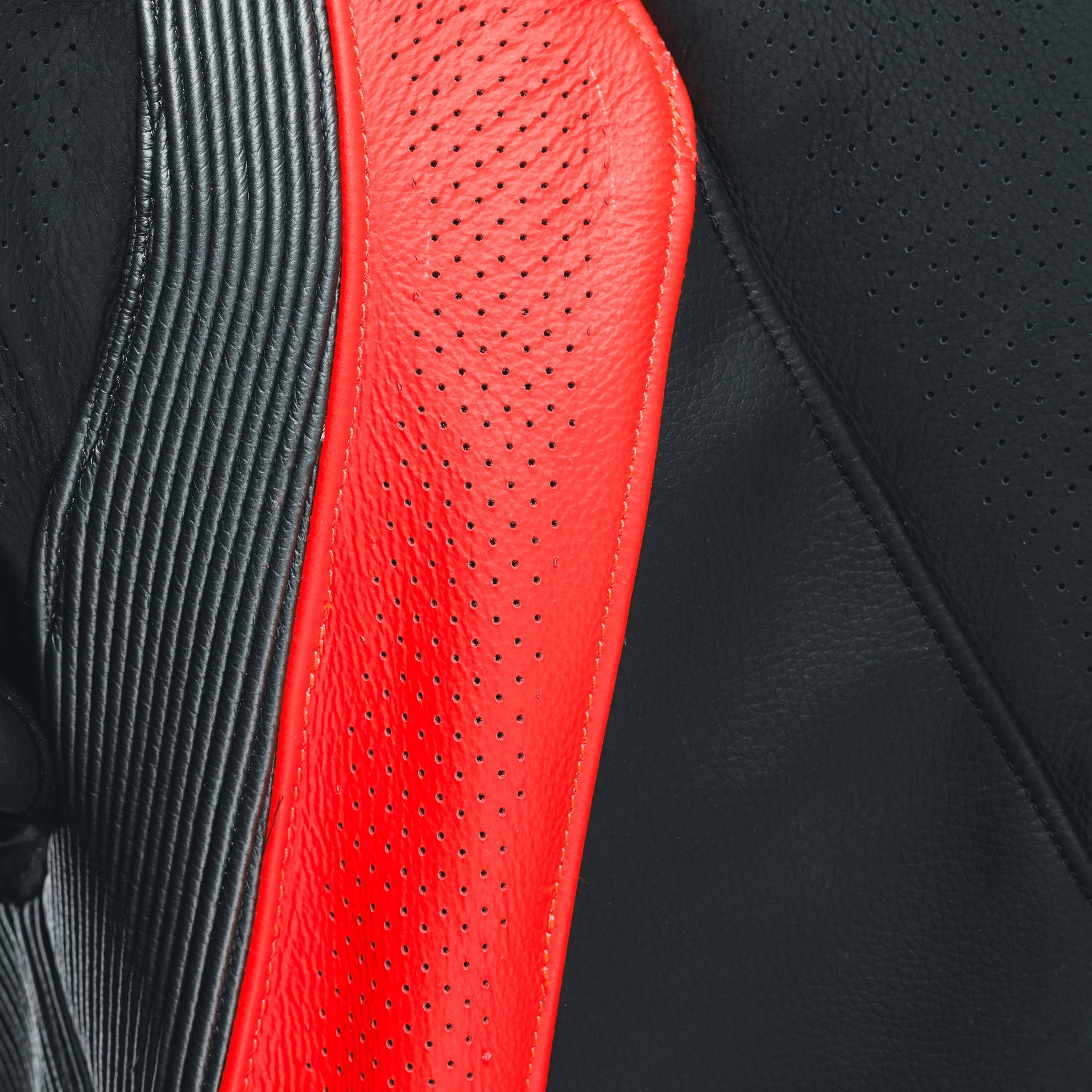 Dainese Audax D-ZIP Einteiler Lederkombi – Perforierter Rennanzug | Herren | Schwarz/Rot