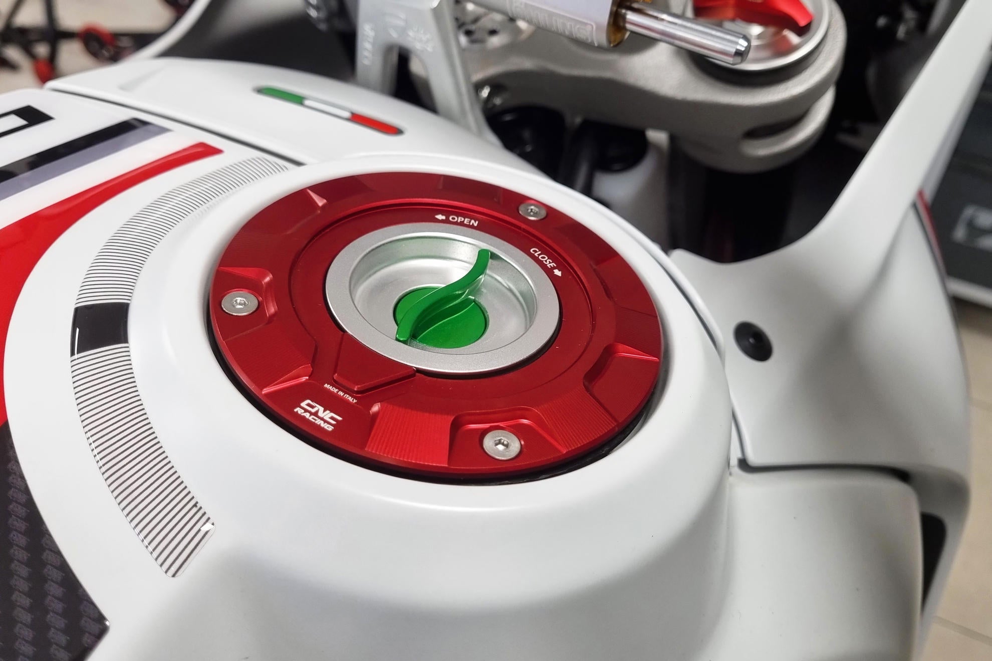 Tankdeckel mit Schnellverschluss Livery Tricolore CNC Racing Ducati Panigale V4/S/R (25-26) TS401R